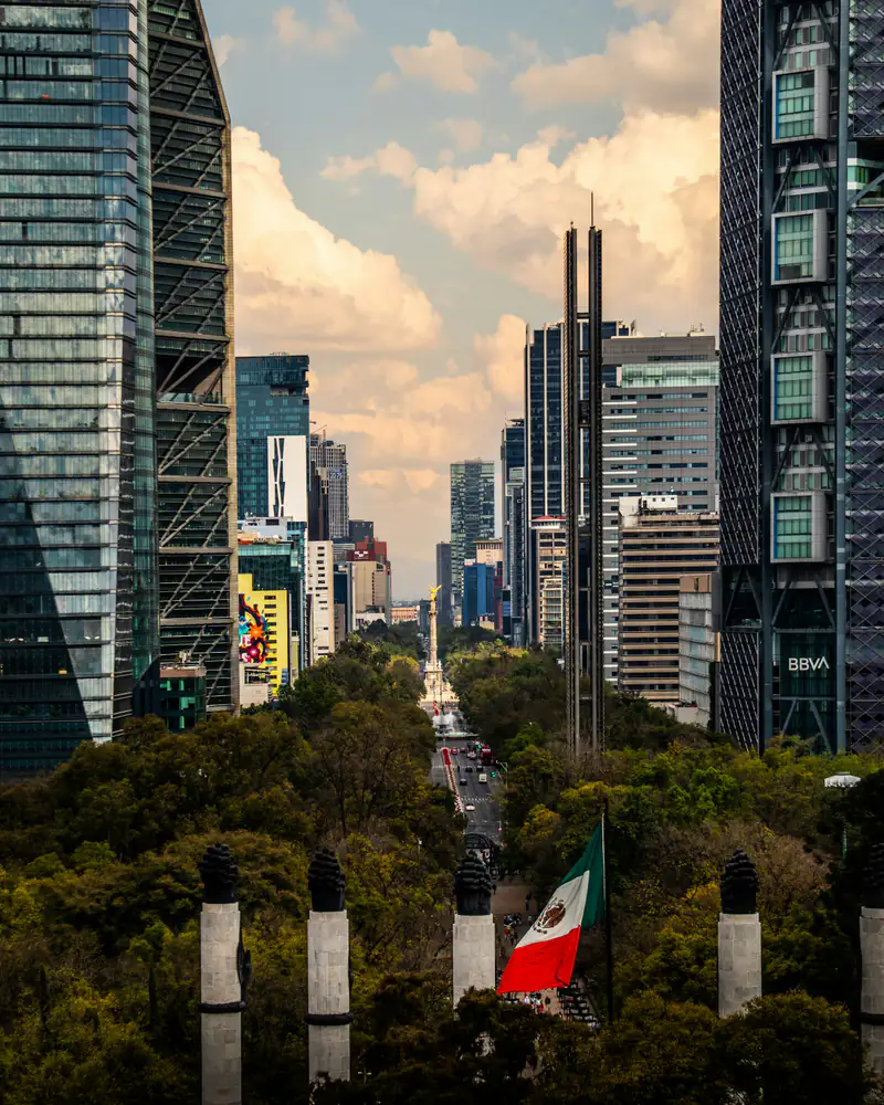 Rascacielos de Paseo de la Reforma en la Ciudad de México con la bandera de México al frente