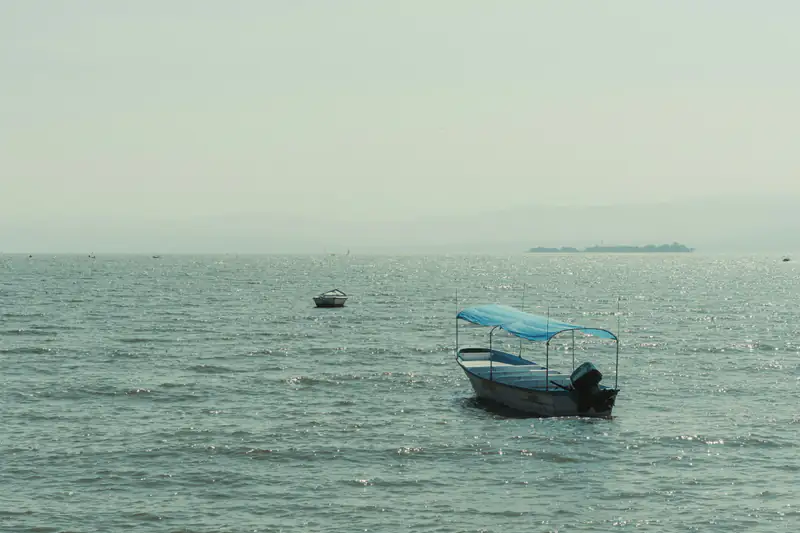 Lancha de pescadores sobre el Lago de Chapala en Jalisco