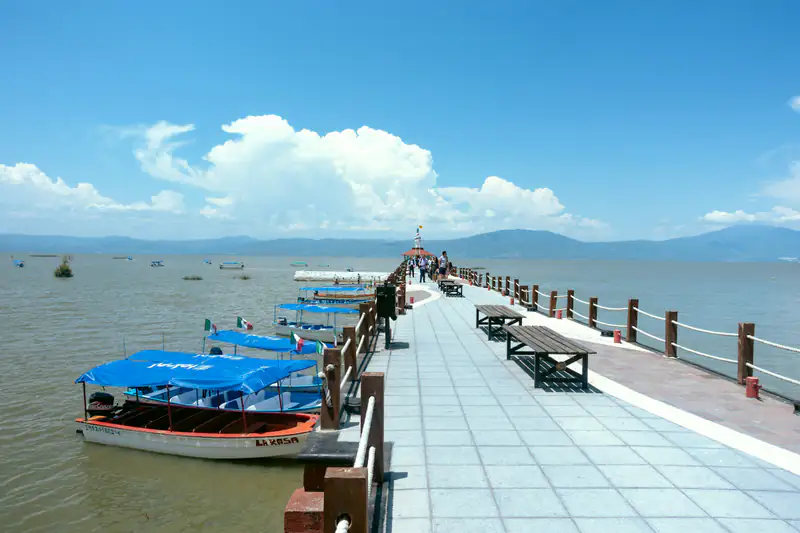 Muelle con lanchas azules en Ajijic, a orillas del Lago de Chapala