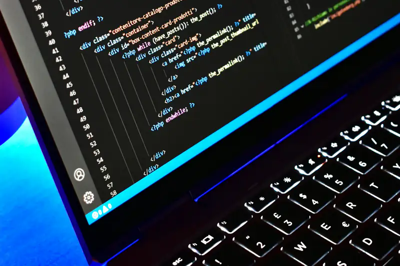 Código de programación de una integración en la pantalla de una laptop