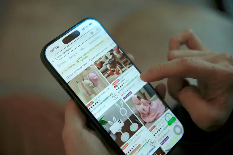 Persona comprando desde su celular en una tienda en línea