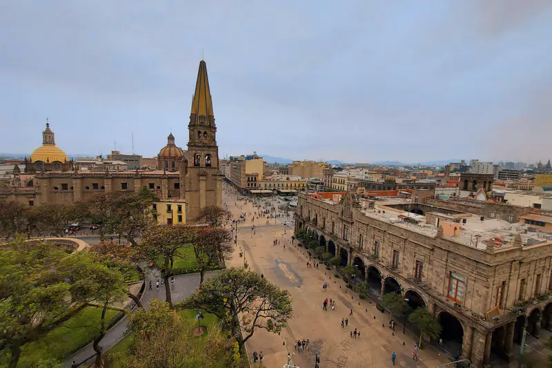 Vista aérea del centro histórico de Guadalajara con la catedral