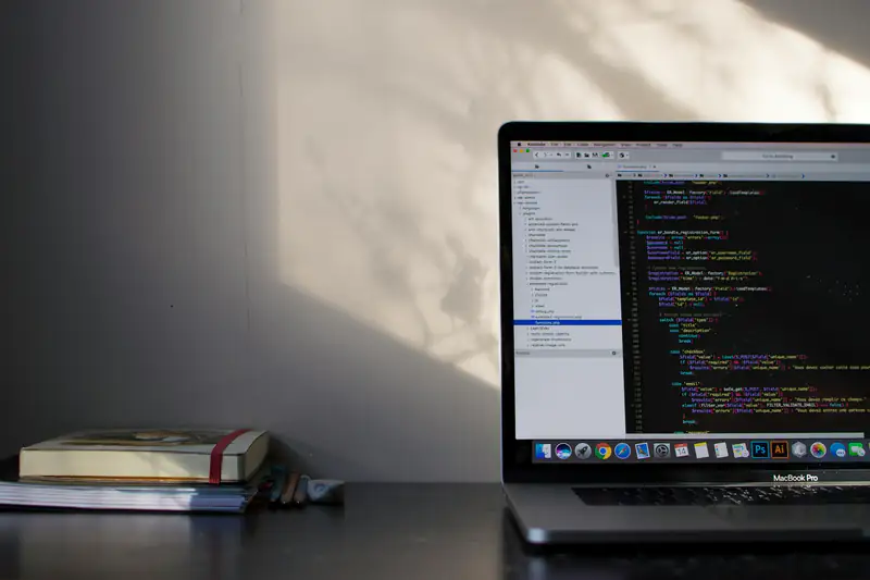Laptop con código en un escritorio de trabajo