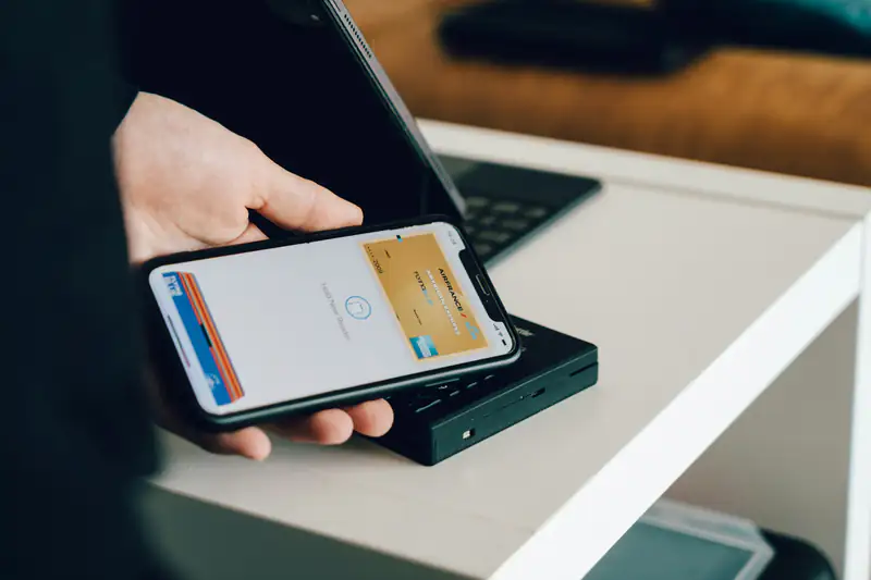 Pago con el celular en una terminal de cobro