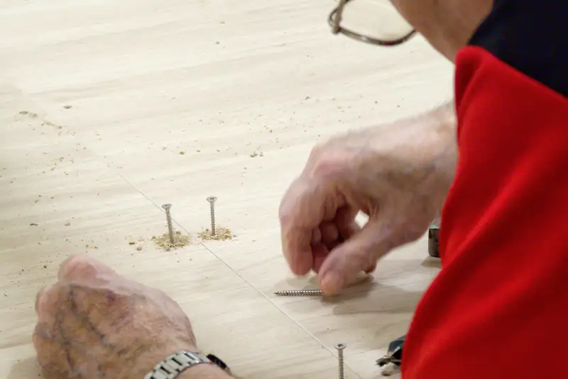 Carpintero ensamblando una pieza de madera en su taller